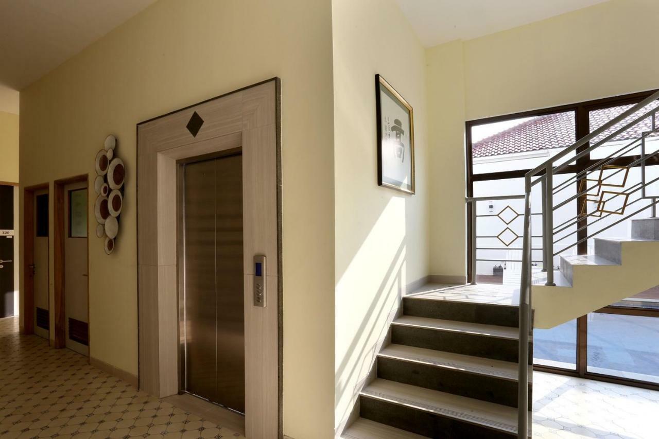 Urbanest Inn House Slipi Giacarta Esterno foto