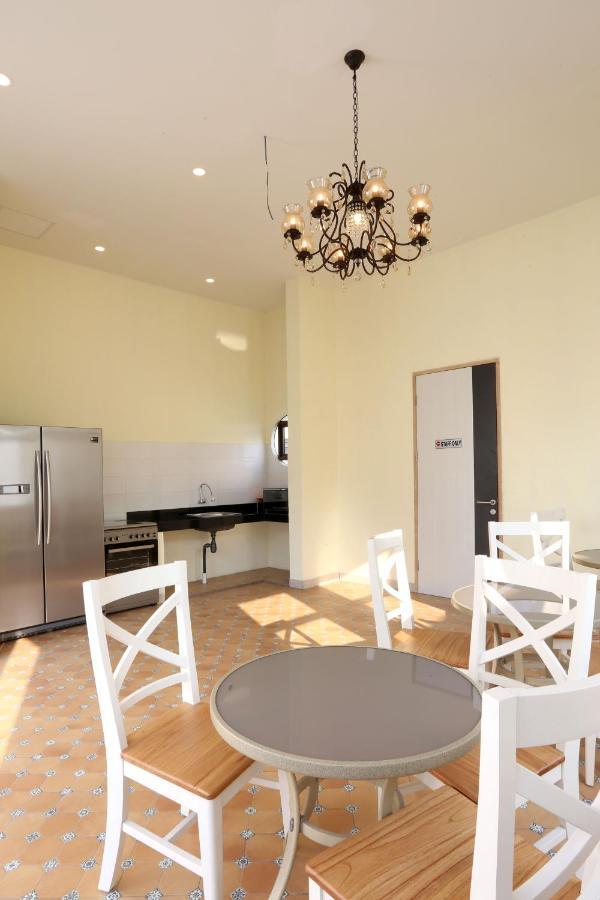 Urbanest Inn House Slipi Giacarta Esterno foto
